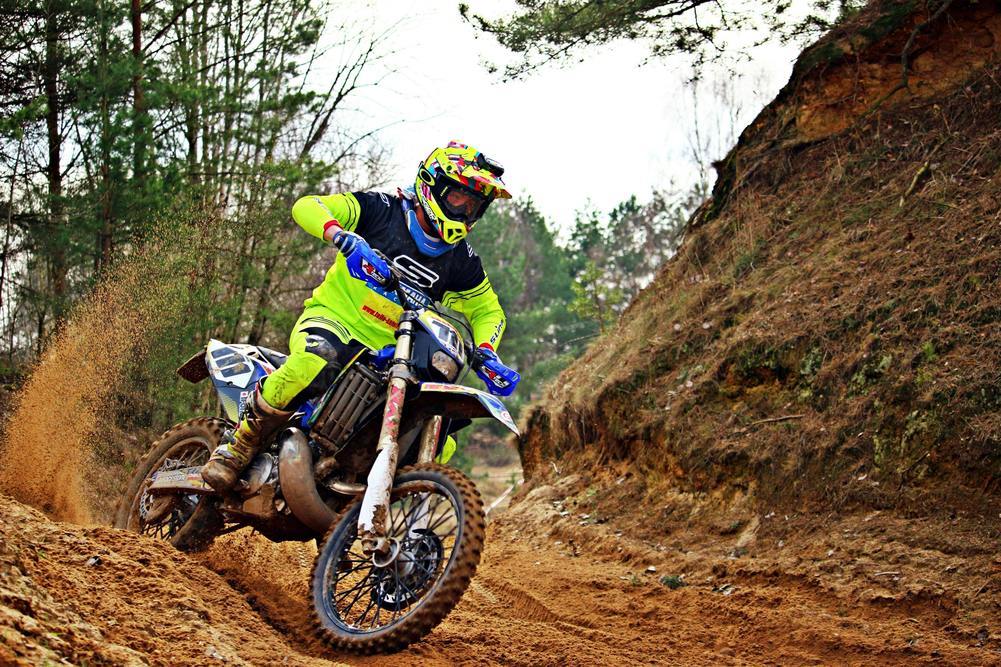 Miksi hankkia kukkatapetit enduro-harrastajan makuuhuoneeseen?